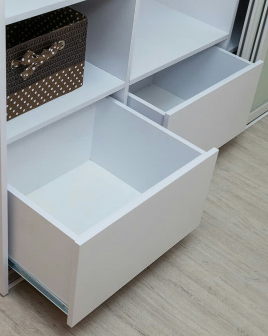 Комфорт та простір Затишна спальня з кутовою шафою-купе: комфортне зберігання речей та оптимізація простору.