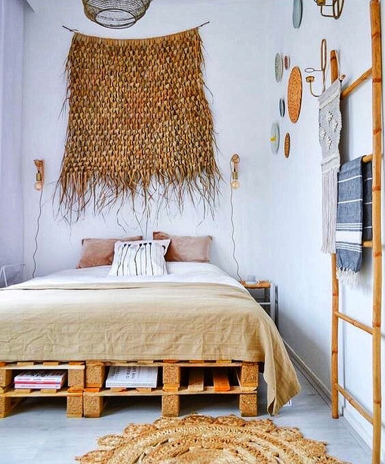 Сучасне ліжко з палет з світлодіодним підсвічуванням для стильної спальні, ідеї дизайну.