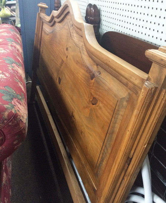 Узголів'я з підсвічуванням М'яке узголів'я з підсвічуванням своїми руками для створення романтичної атмосфери