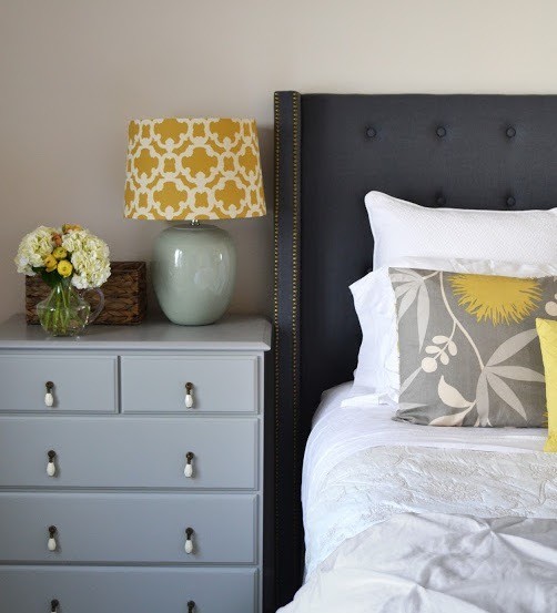 Оббите узголів'я з ґудзиками М'яке узголів'я ліжка, оббите тканиною, з декоративними ґудзиками