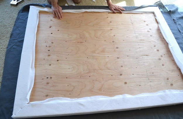 Геометричне узголів'я своїми руками Сучасне узголів'я ліжка, створене своїми руками, з геометричними елементами