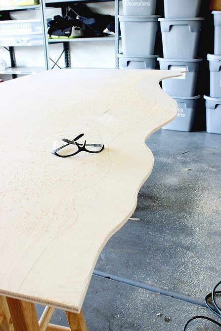 Мінімалістичне узголів'я Мінімалістичне узголів'я ліжка з фанери, пофарбоване в пастельний колір