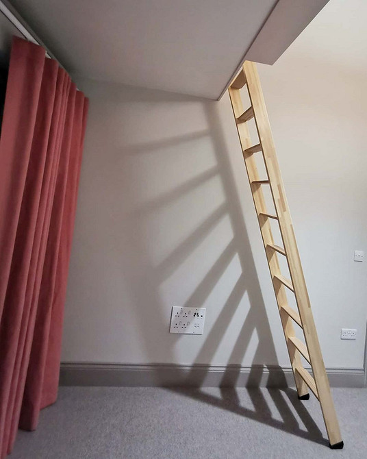 Варіант ліжка-горища з драбиною своїми руками, безпечний та зручний підйом на спальне місце.