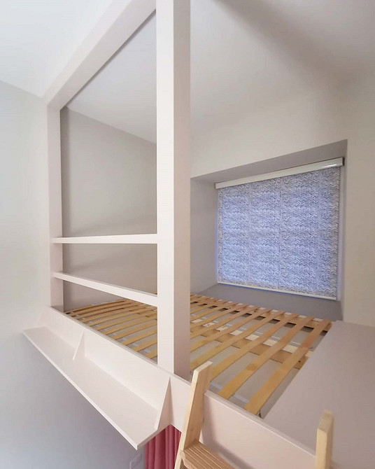 Ідея дизайну ліжка-горища з антресоллю, функціональне рішення для зберігання речей.