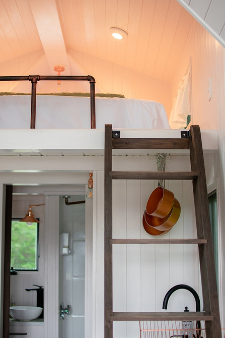 Процес складання ліжка-горища своїми руками: з'єднання елементів конструкції для надійності.