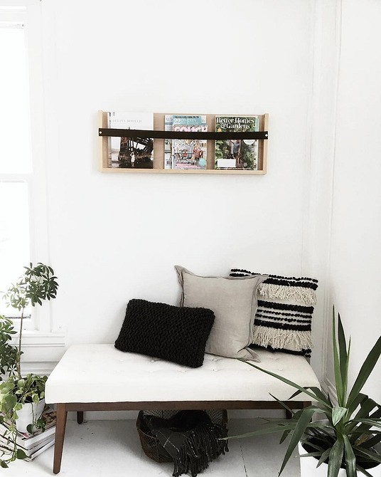 Простий та функціональний дизайн інтер'єру з фанерними полицями у 2026.