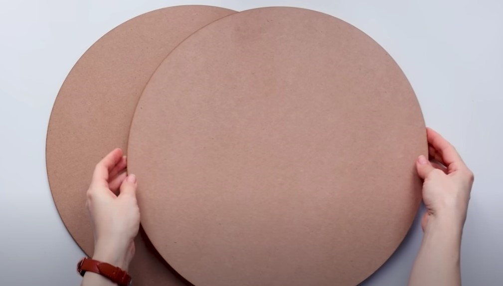 Майстер-клас: покрокова інструкція зі створення пуфика з картону для дому.