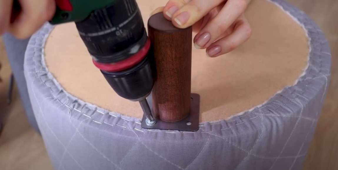 Покроковий процес виготовлення пуфика з картону: DIY проєкт для маленької квартири