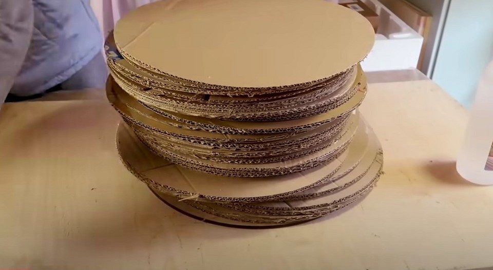 Пуфік з картону з оббивкою: майстер-клас, додайте стиль вашому дому.