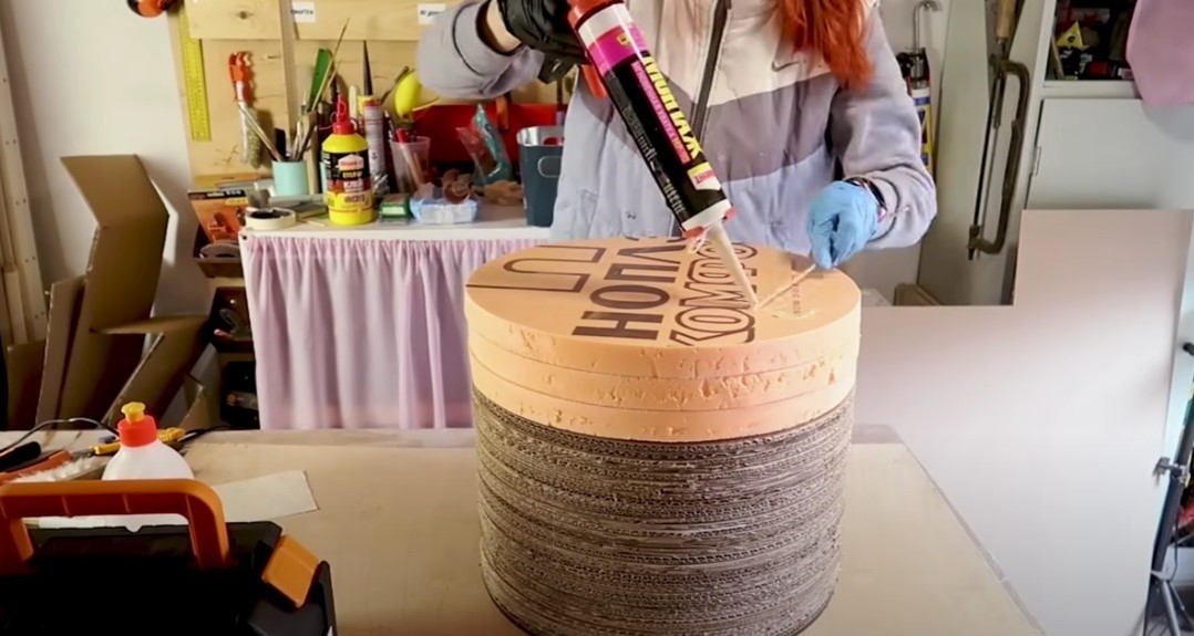 Етапи 2026: створення стильного пуфіка з картонних коробок своїми руками для затишного дому.