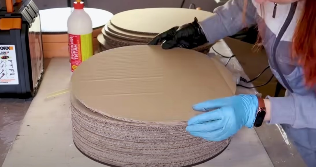 Майстер-клас 2026: пуфік з картону своїми руками, використовуючи старі коробки для затишку.