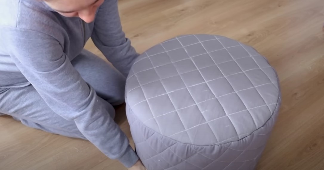 Пуфік з картону 2026: ідея для дому – переробка старих коробок.