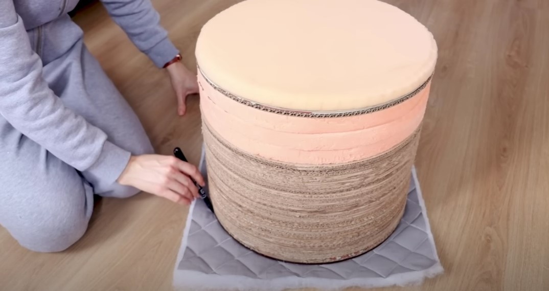 Майстер-клас 2026: Стильний пуфік з картону своїми руками для затишку вдома.