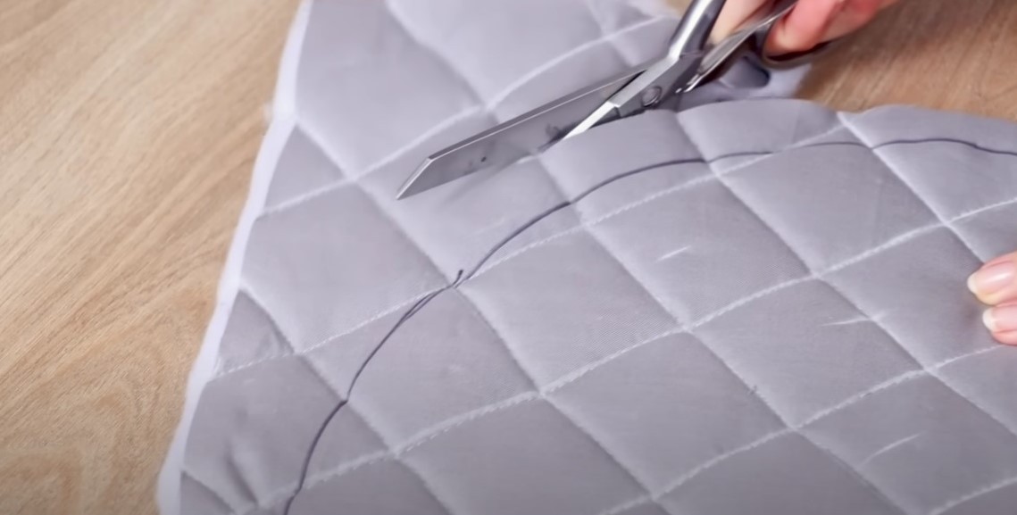 Пуфік з картону 2026 своїми руками: покрокова інструкція для маленької квартири.