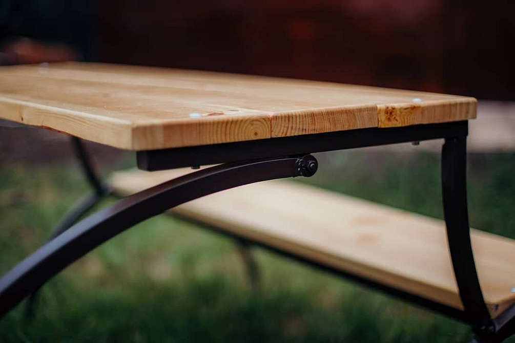 Зручна лавка-трансформер з дерева для саду, зроблена своїми руками майстром