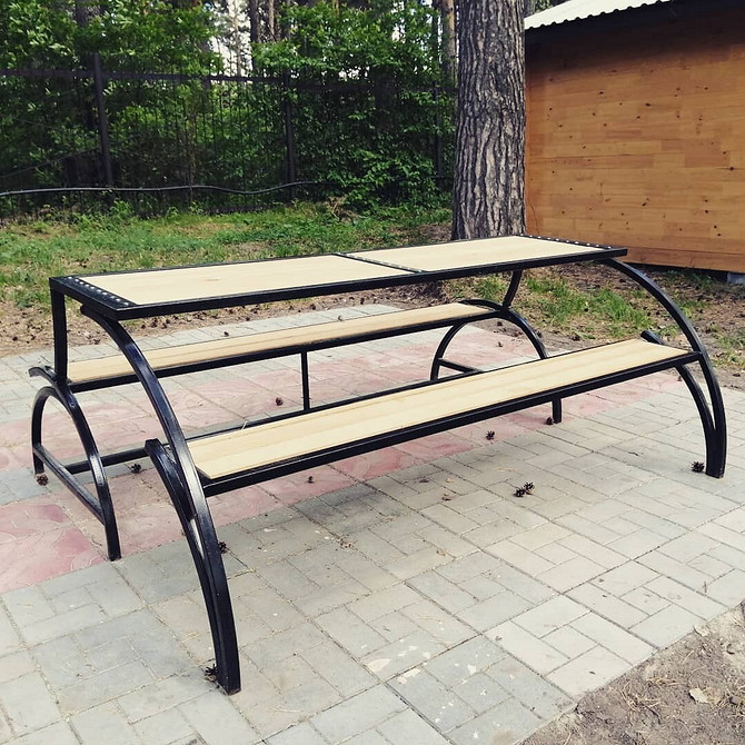 Розкладений дерев'яний стіл-лавка трансформер для відпочинку на природі, готовий до використання