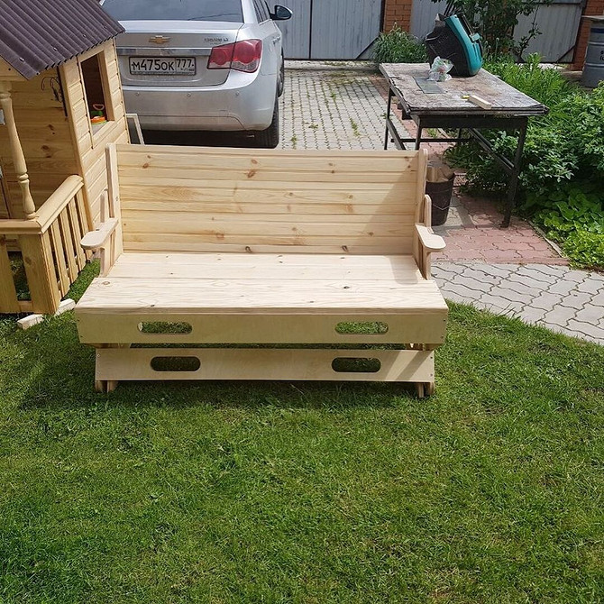 Дерев'яна лавка-трансформер в саду: ідеальне рішення для ландшафтного дизайну ділянки