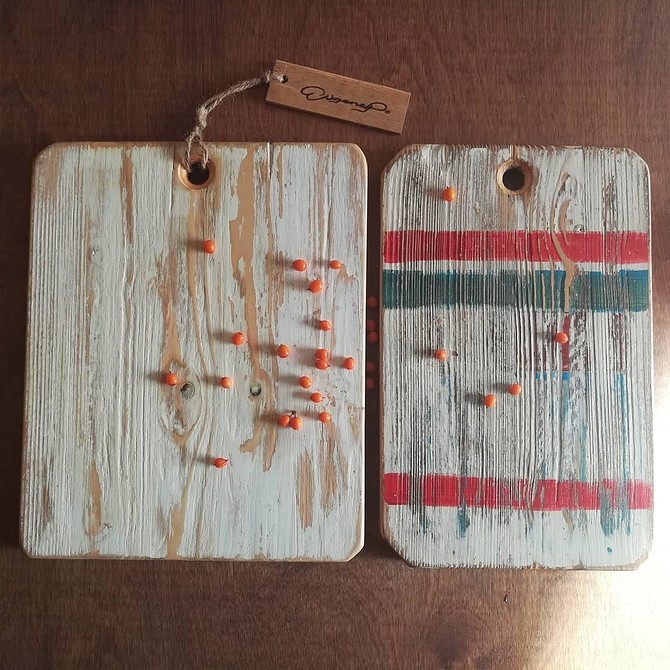 Текстура зістареної деревини своїми руками: брашування та обпалювання дошки.