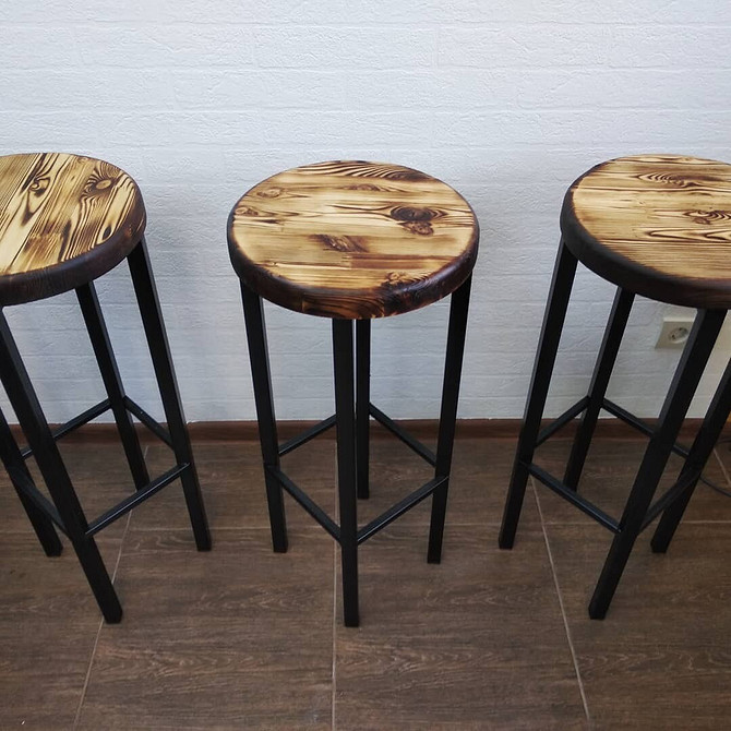 Результат зістарювання деревини: дерев'яна поверхня з виразною текстурою, оброблена своїми руками.