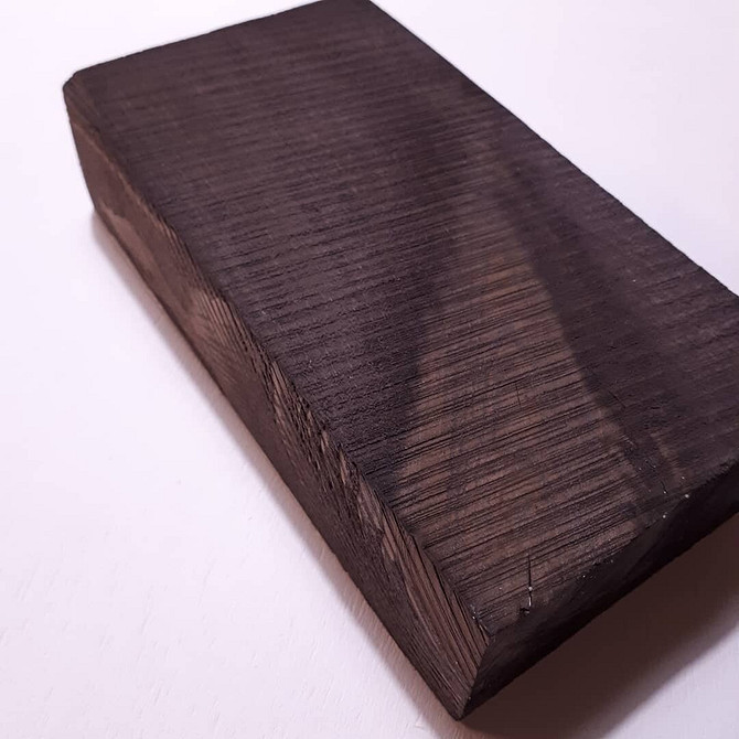 Різні техніки зістарювання деревини: приклади дощок з унікальною текстурою після обробки.