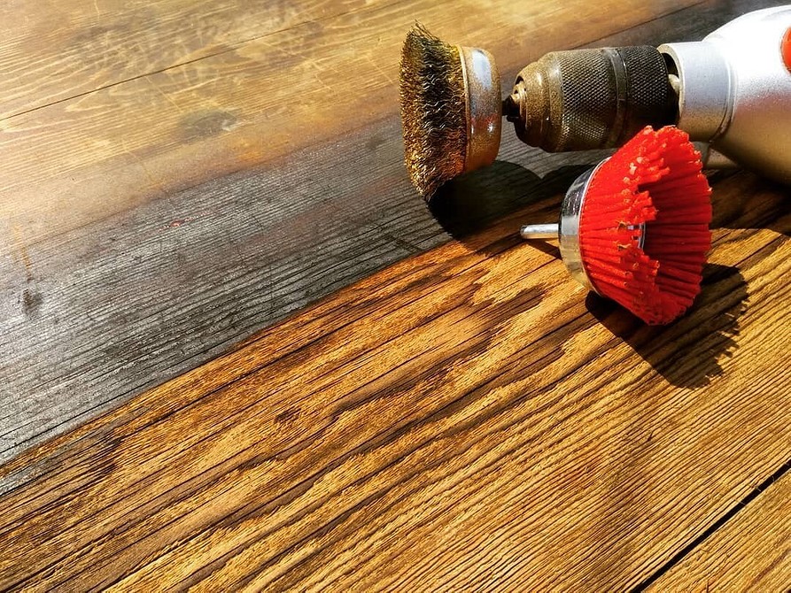 Унікальний дизайн деревини Брашування деревини своїми руками: крупний план текстури зістареної дерев'яної поверхні