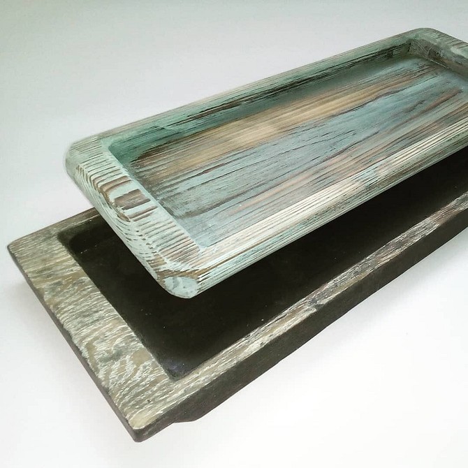 Тумбочка з ефектом старовини: зістарені меблі додають вінтажного шарму інтер'єру.