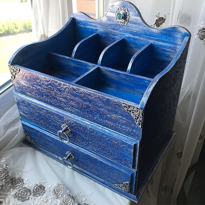 Зістарена дерев'яна рамка для дзеркала, зроблена своїми руками: ідея декору.