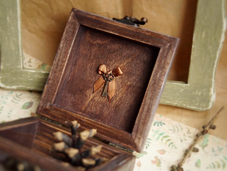 Інструменти для зістарювання деревини своїми руками: щітки, наждачний папір, морилки.