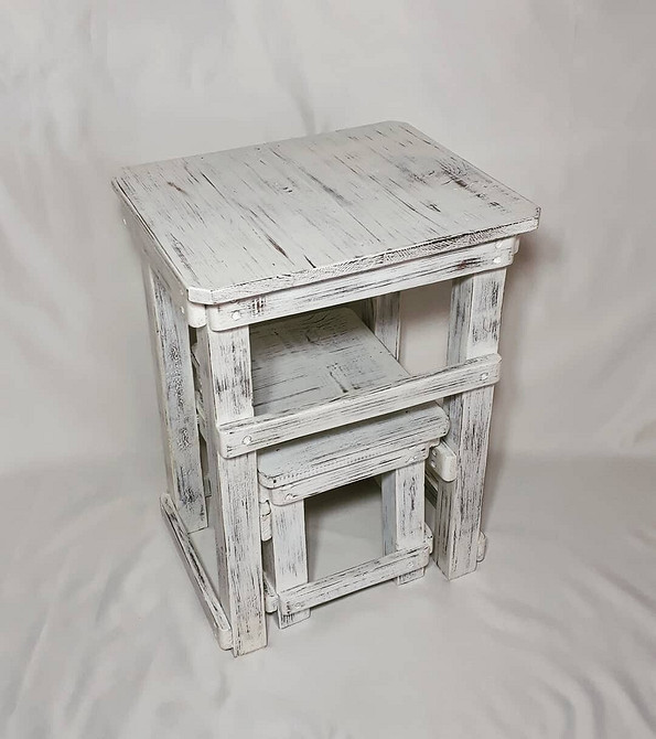 Приклад зістареної деревини для декорування дому з використанням різних технік.