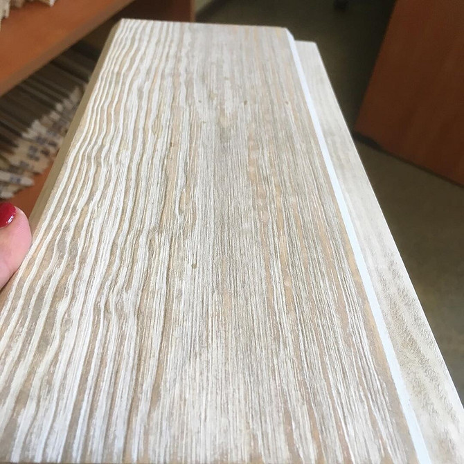 Зістарена дерев'яна дошка з тріщинами та потертостями для декору стін.