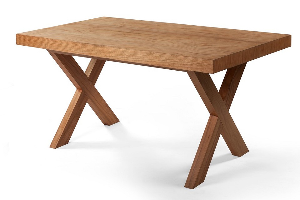 Готовий дерев'яний столик для дачі, виготовлений своїми руками, чудовий вигляд.