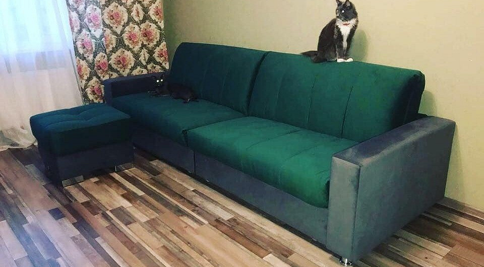 Сучасний диван акордеон з подушками для невеликої квартири в стилі 2026.