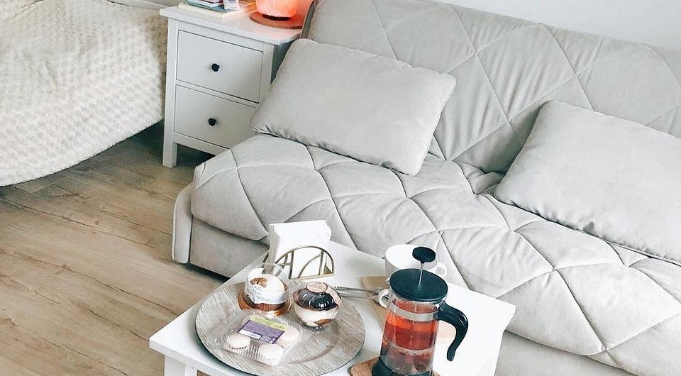 Розкладний диван акордеон в спальні – ідеальне рішення для економії простору.