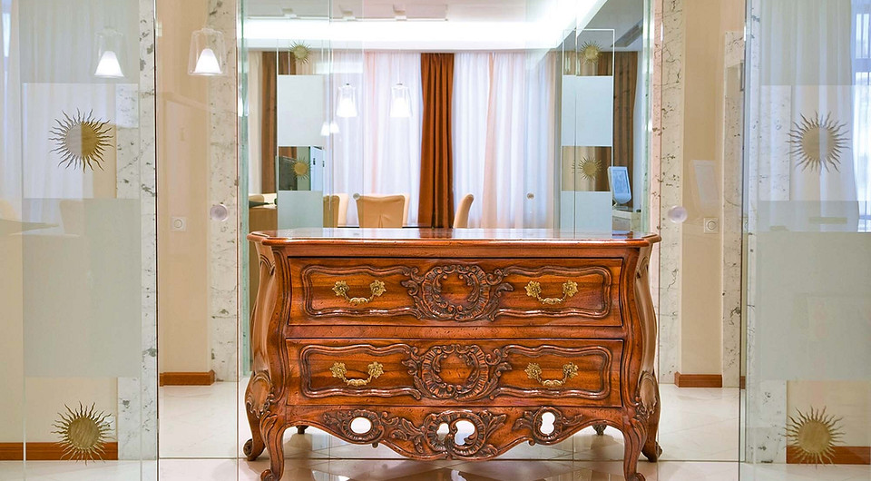 Фурнітура: Організація Простору Сучасна меблева фурнітура на кухні: шухляди та полички, які полегшують організацію простору.