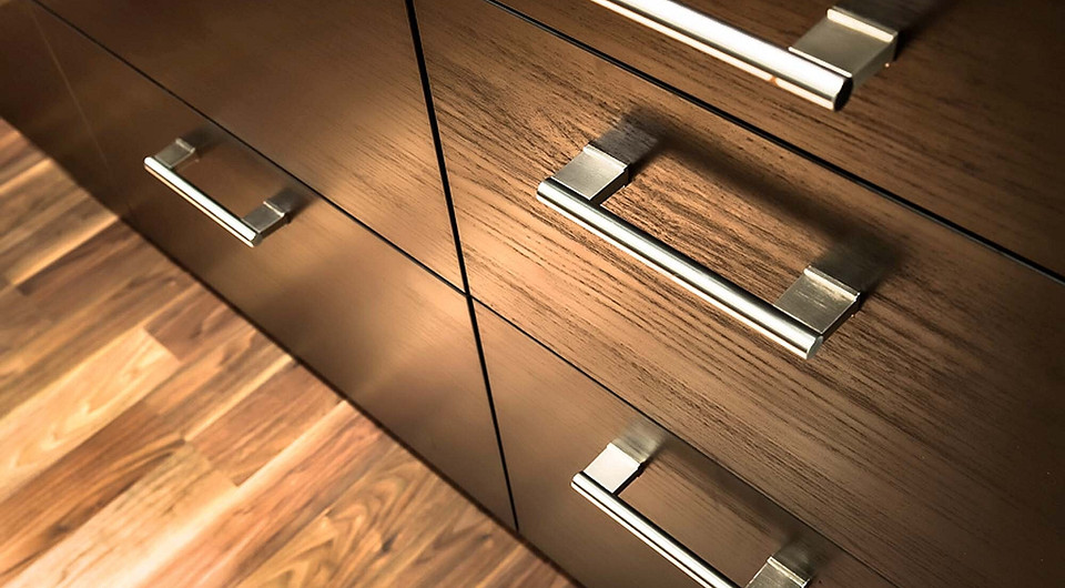 Мінімалізм 2026: Простота і Стиль Мінімалістична вітальня 2026 з диваном та кріслами, що демонструє сучасний дизайн.