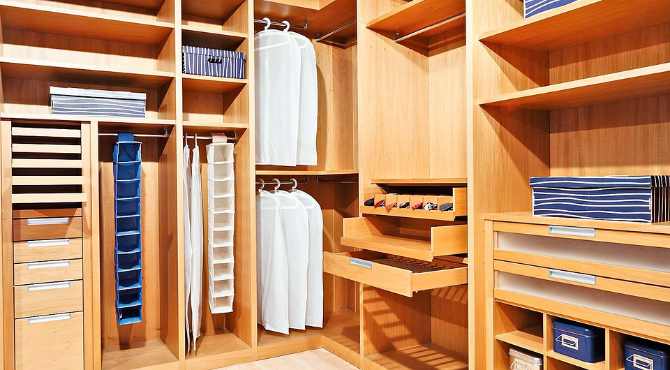 Затишок 2026: Дерево і Дизайн Інтер'єр вітальні з дерев'яними меблями, що підкреслює затишок дому у 2026 році.