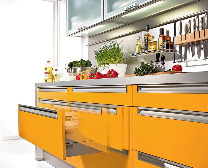 Сучасна кухня з висувними ящиками, обладнаними доводчиками для плавного та безшумного закривання.