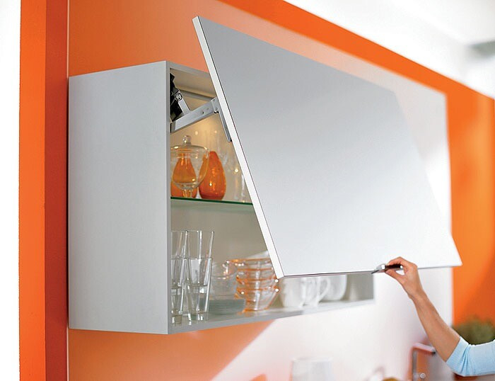 Направляючі з доводчиками забезпечують плавне закривання кухонних ящиків, роблячи їх тихими.