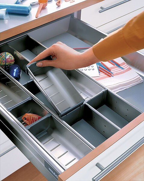 Продумана організація зберігання спецій в кухонному ящику для зручного доступу під час готування.