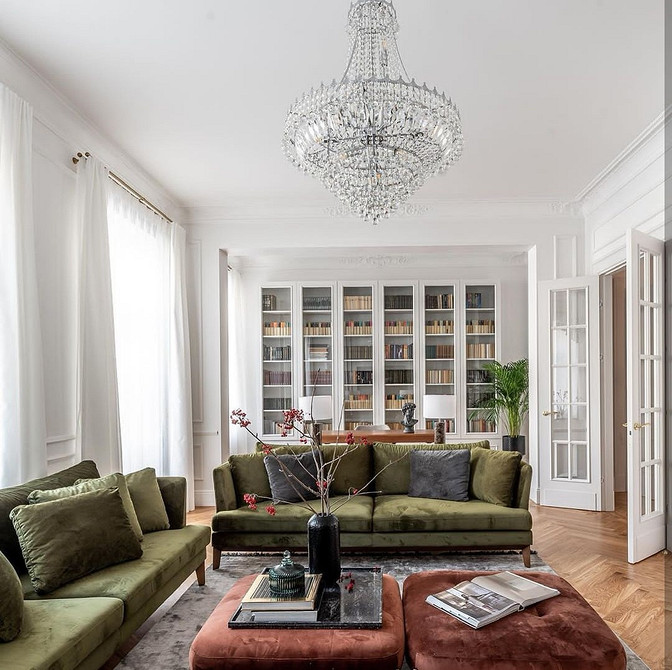 Скандинавський диван на дерев'яних ніжках з подушками, ідеальний для сучасної вітальні.