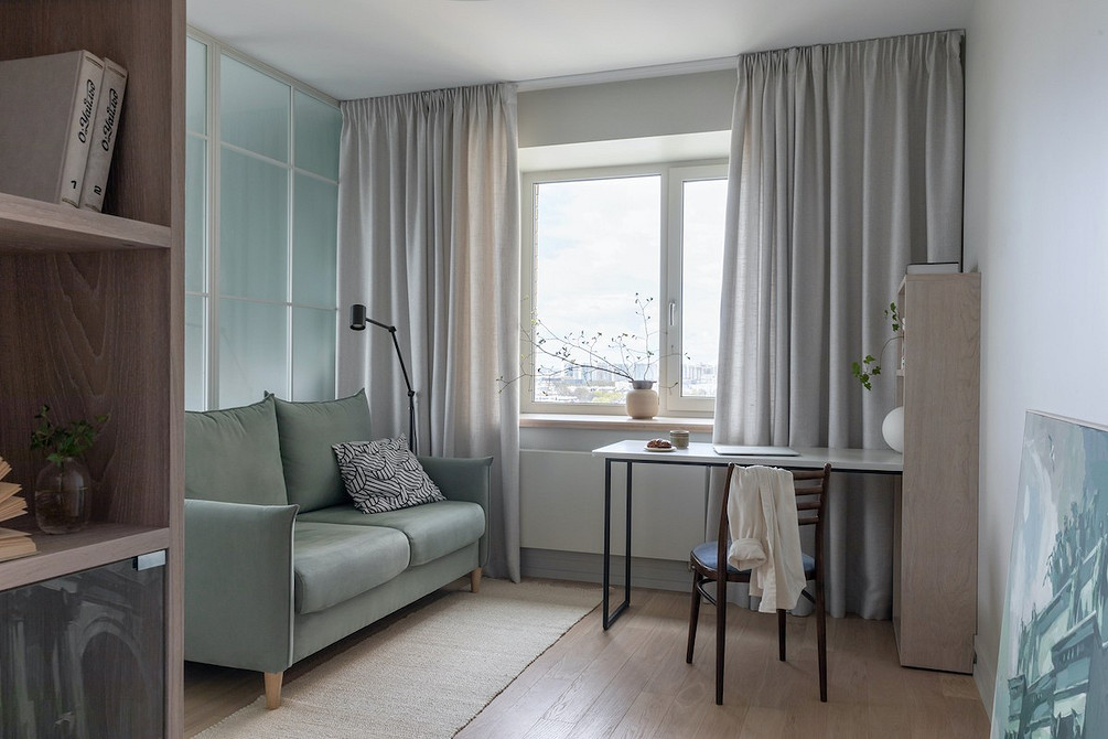 Диван Mid-century Двомісний диван на високих дерев'яних ніжках з різнокольоровими подушками в стилі Mid-century modern.