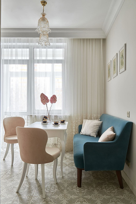 Кутовий диван на тонких металевих ніжках у світлій кімнаті, сучасний стиль 2026.