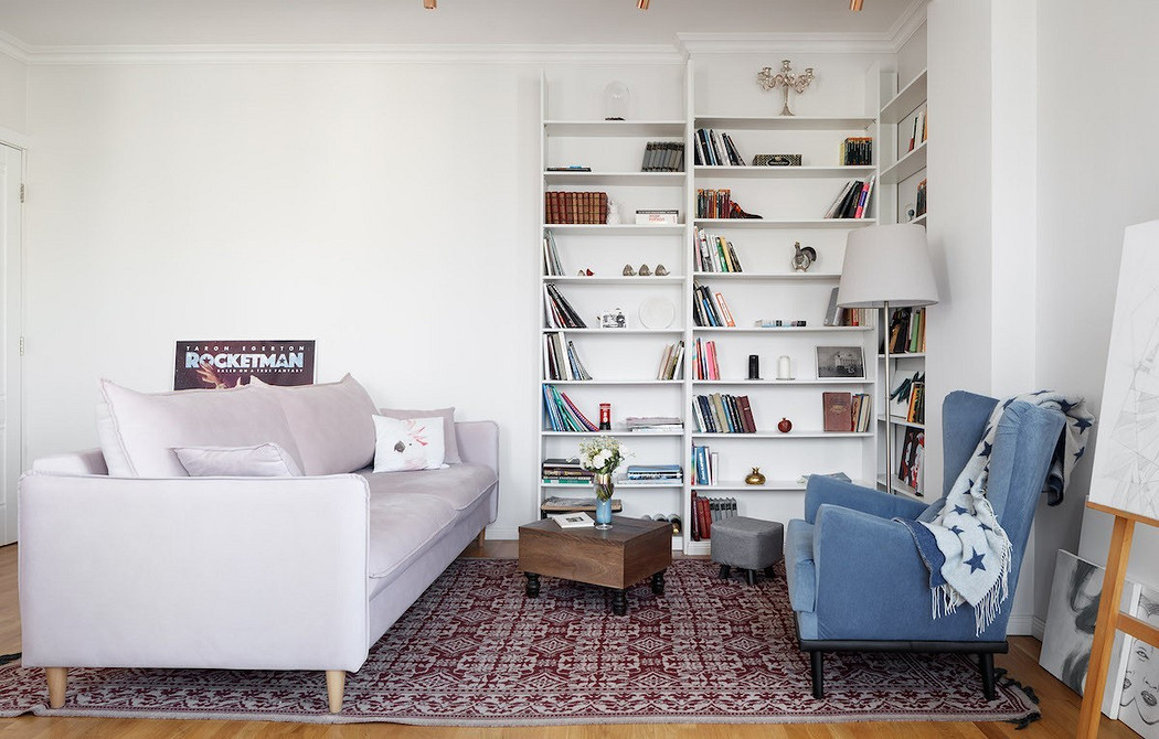 Класичний диван на ніжках Розкішний диван з каретною стяжкою на вигнутих ніжках у класичному інтер'єрі вітальні.