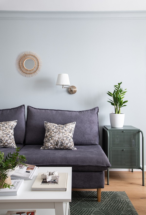 Стильний диван на ніжках у сучасному інтер'єрі вітальні, види та механізми диванів