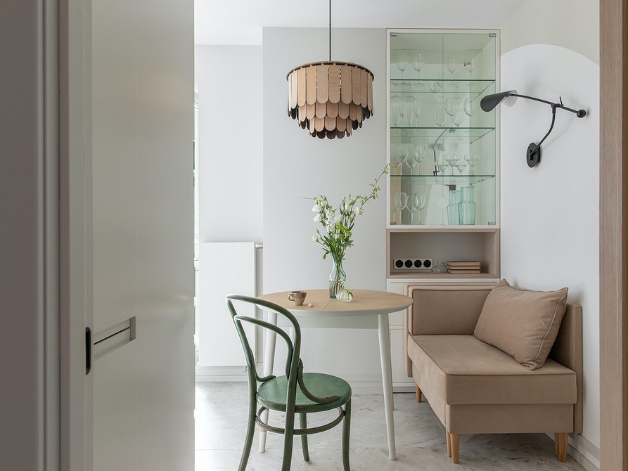 Диван на низьких ніжках з яскравою оббивкою для стильної вітальні.