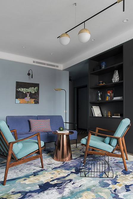 Мінімалізм та світло Світлий диван на дерев'яних ніжках у мінімалістичному інтер'єрі, тренди дизайну 2024 року.