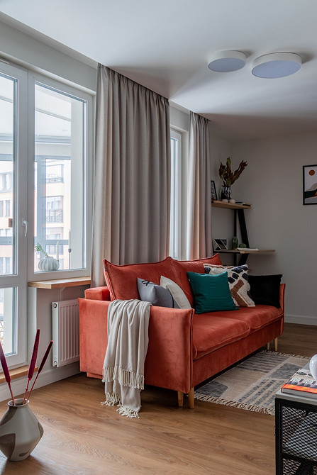 Елегантний диван на високих ніжках в сучасному інтер'єрі: стиль та комфорт оселі.