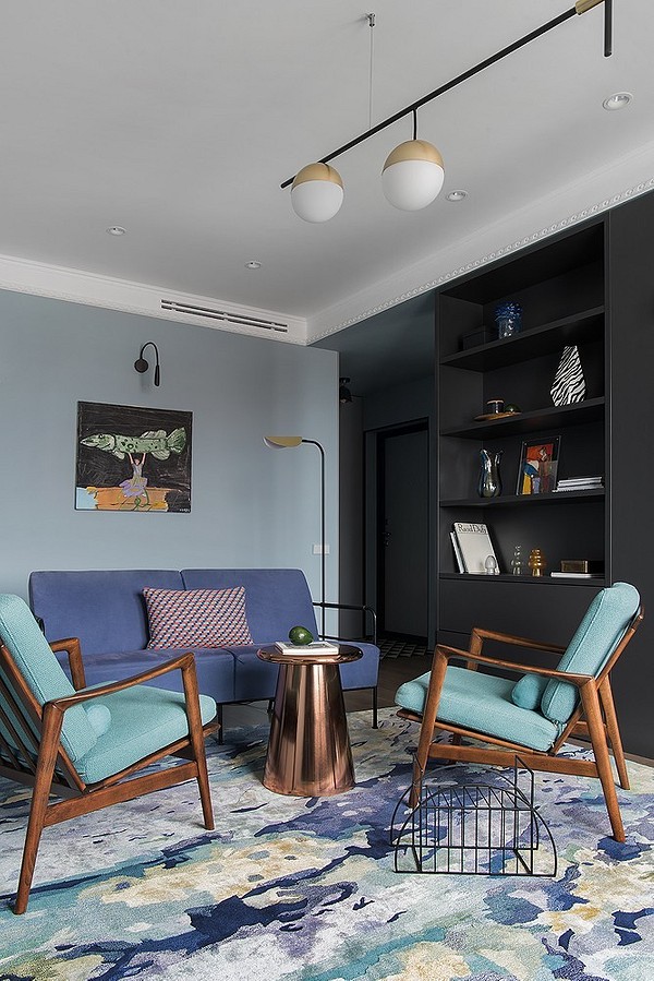 Ретро диван в інтер'єрі Мінімалістичний диван на металевих ніжках в сучасній квартирі-студії, стиль ретро.