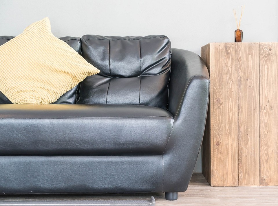 Інструкція з перетяжки дивана своїми руками: вибір тканини та покроковий процес