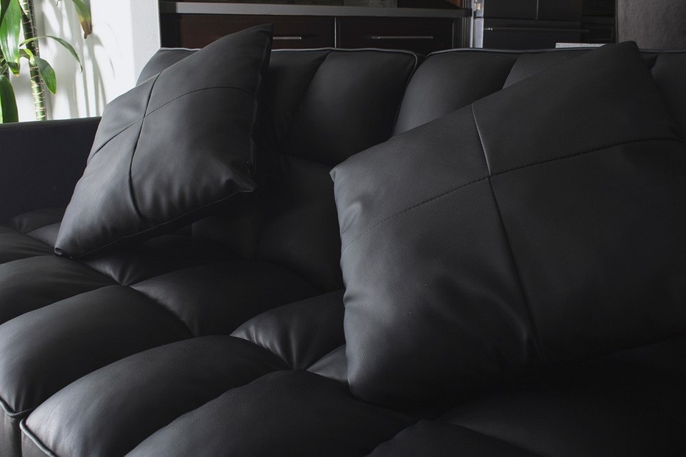 Різні види тканини для перетяжки дивана: екошкіра, велюр, та інші матеріали